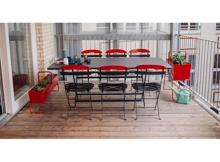 Fermob-table-de-jardin-pliante-chaise-metal-pliante-et-jardiniere-haute-en-metal