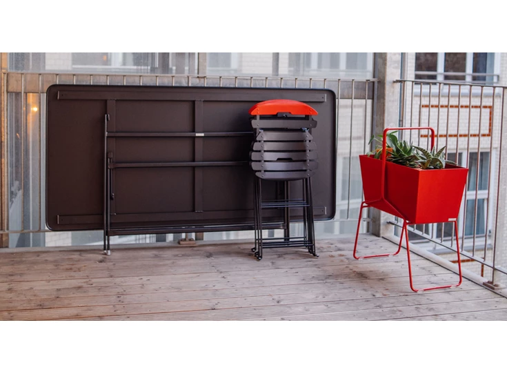 Mobilier-Fermob-table-de-jardin-pliante-chaise-metal-pliante-et-jardiniere-haute-en-metal