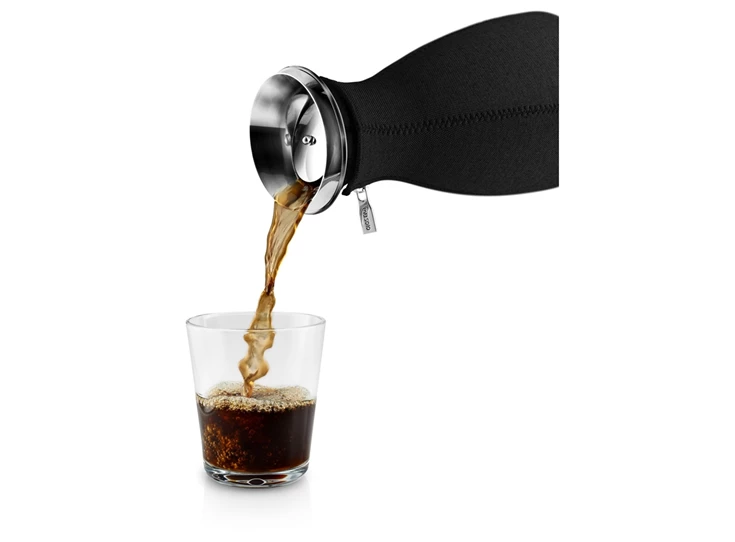 567667-CafeSolo-black-1l-pouring2-HIGH