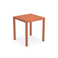 Emu-Nova-tafel-70x70cm-maple-red