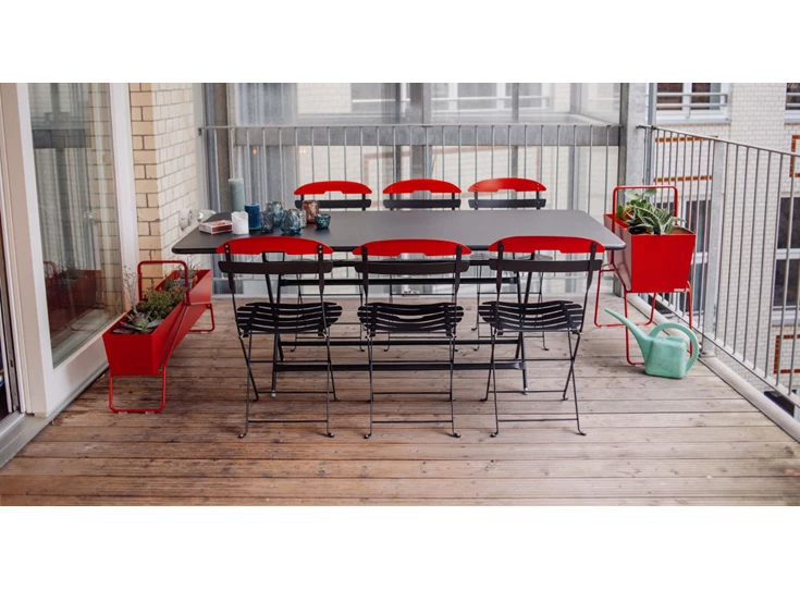Fermob-table-de-jardin-pliante-chaise-metal-pliante-et-jardiniere-haute-en-metal