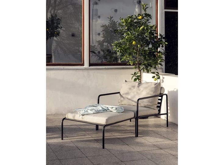 Houe-Avon-sofa-eenzit-frame-powder-coated-black-steel-kussen-sunbrella-ash-heritage