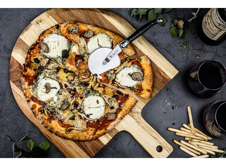 Laguiole-Style-de-Vie-giftset-pizzasnijder-zwart-plank-acaciahout