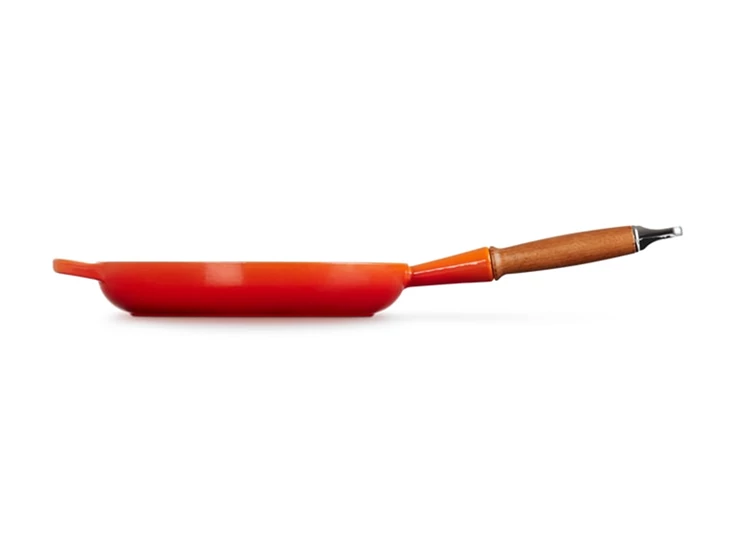 Le-Creuset-gietijzeren-bakpan-met-houten-handvat-26cm-oranjerood