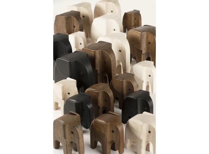 Novoform-olifant-H11-W58-L11cm-black-stained-ash-wood