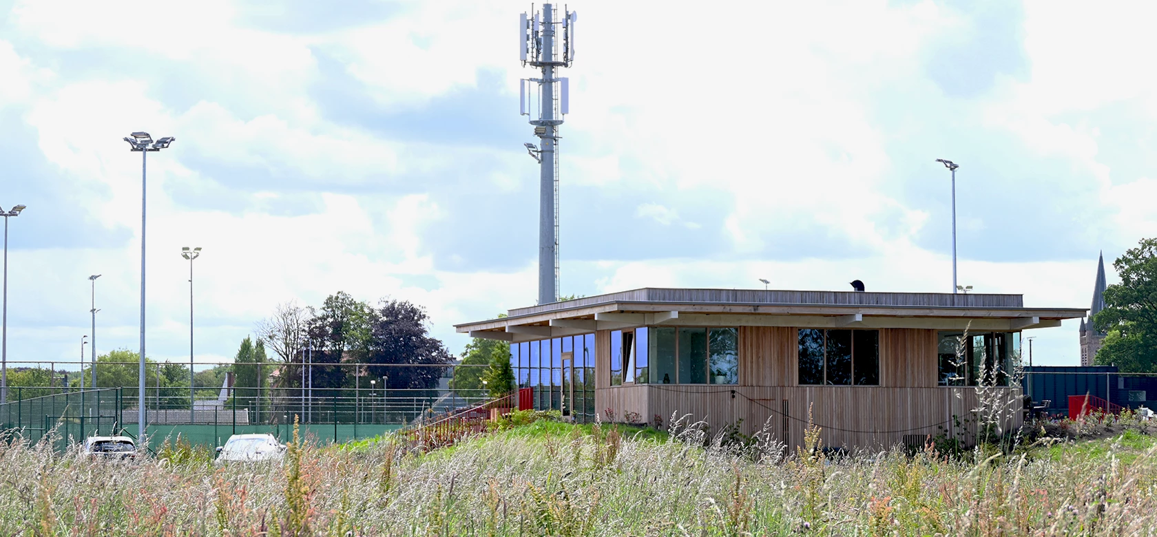 outdoor meubelen voor Tennisclub Ter Straeten door Dhondt