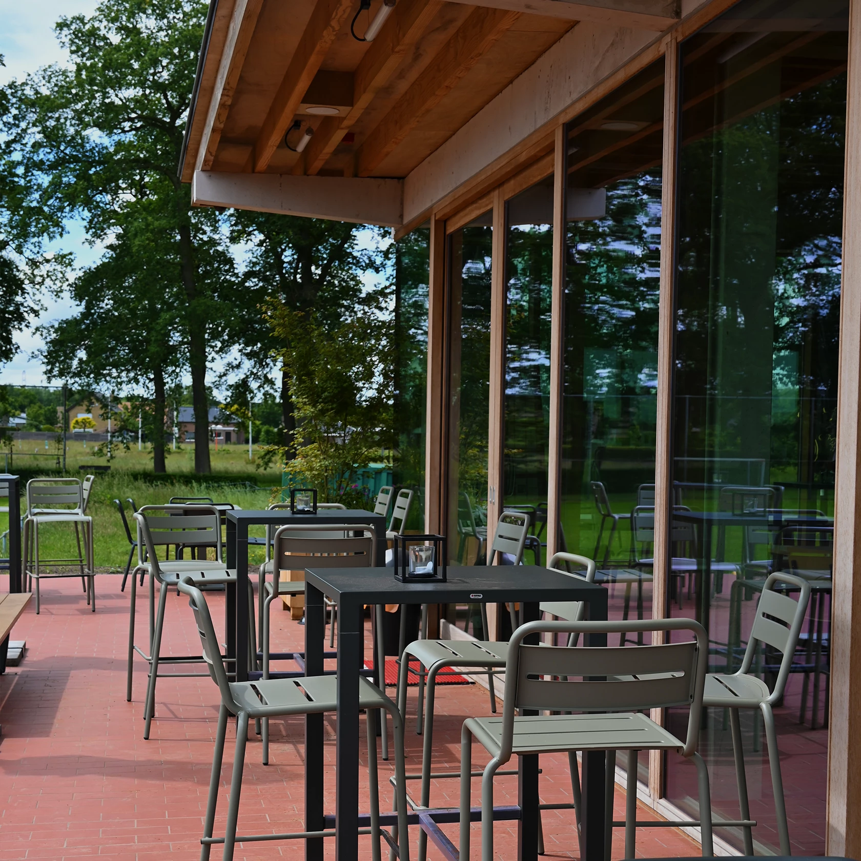 outdoor meubelen voor Tennisclub Ter Straeten door Dhondt